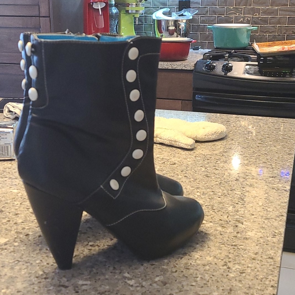 Tuk boots - Picture 2 of 3